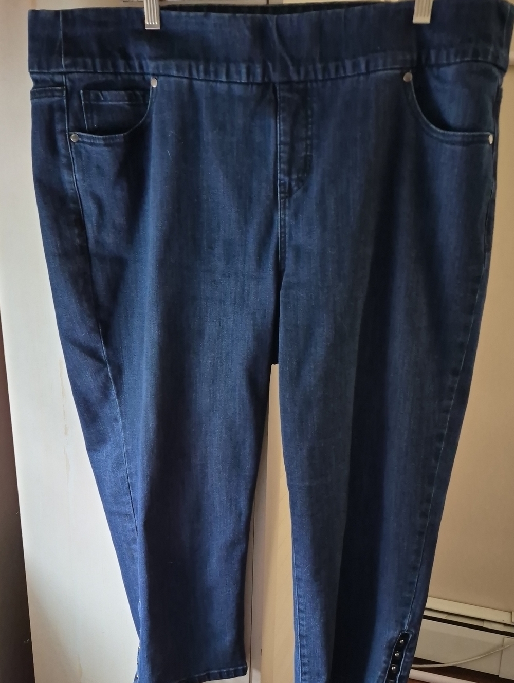 Avenue Dark Wash Pull On Crop Denim Jeans
